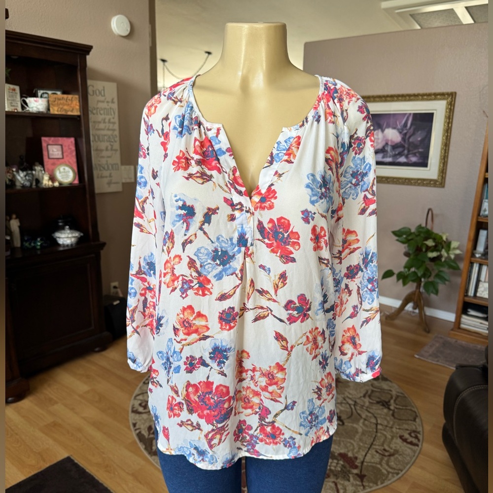 Violet & Claire floral long sleeve Vneck blouse-size M